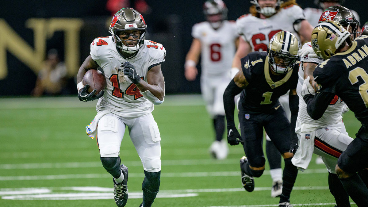 Tampa Bay Buccaneers wide receiver Chris Godwin (14) cruises for a touchdown during the third quarter against the New Orleans Saints at Caesars Superdome.