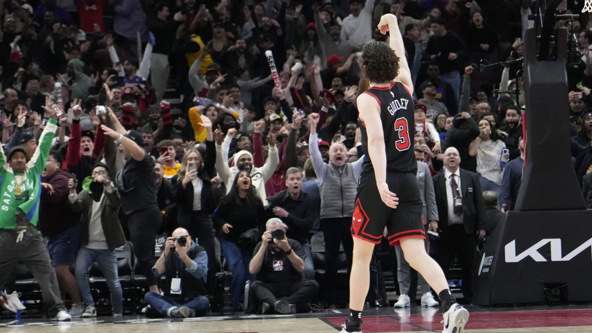 Chicago Bulls guard Josh Giddey (3) reacts after making the game-winning three point basket against the Los Angeles Lakers during the second half at United Center.