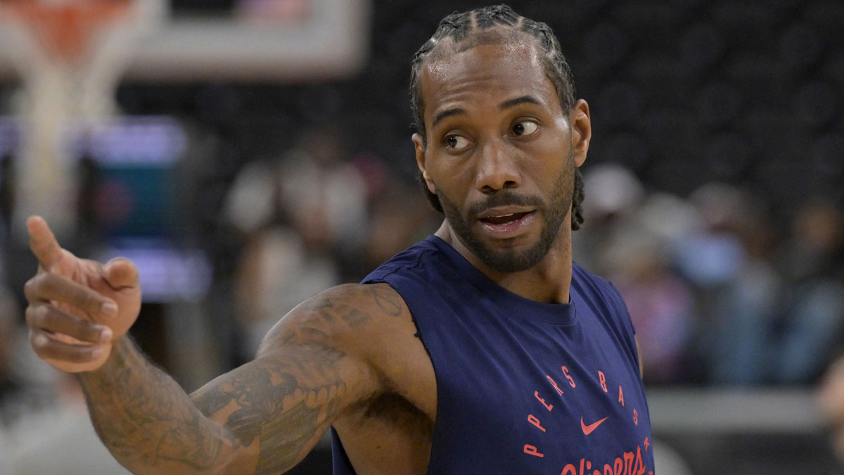 Los Angeles Clippers forward Kawhi Leonard (2) warms up prior to the game against the Memphis Grizzlies at Intuit Dome.