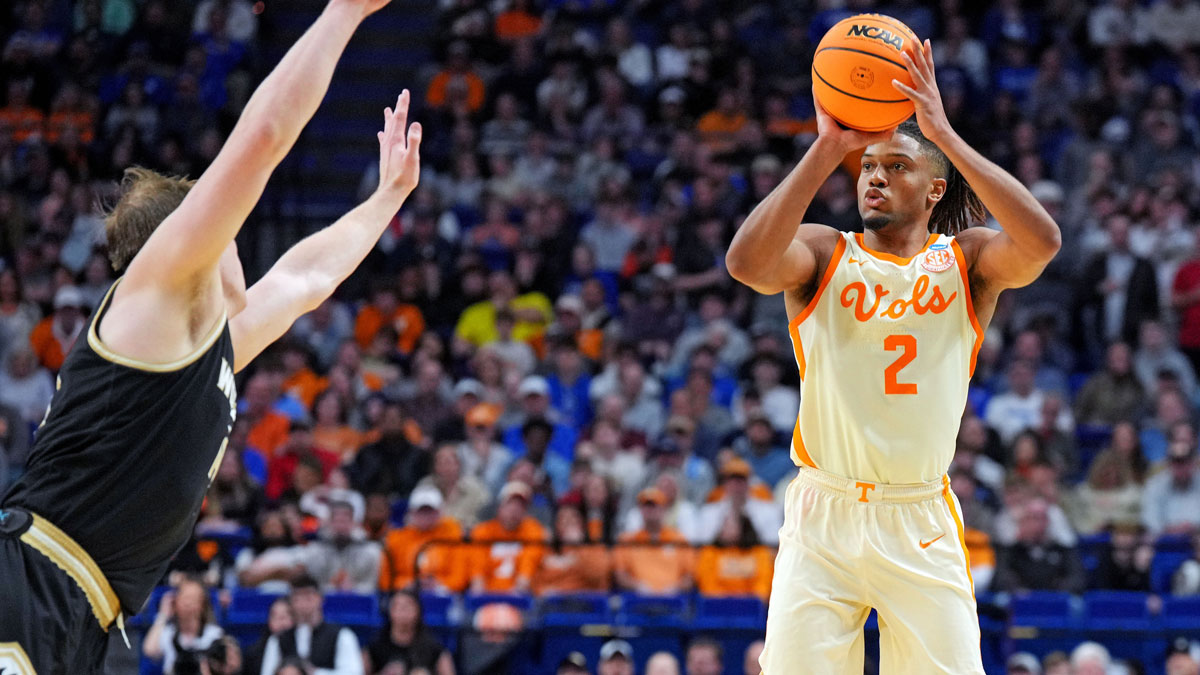 Tennessee Volunteers guard Chaz Lanier (2) shoots the ball during the second half against the Wofford Terriers in the first round of the NCAA Tournament at Rupp Arena.