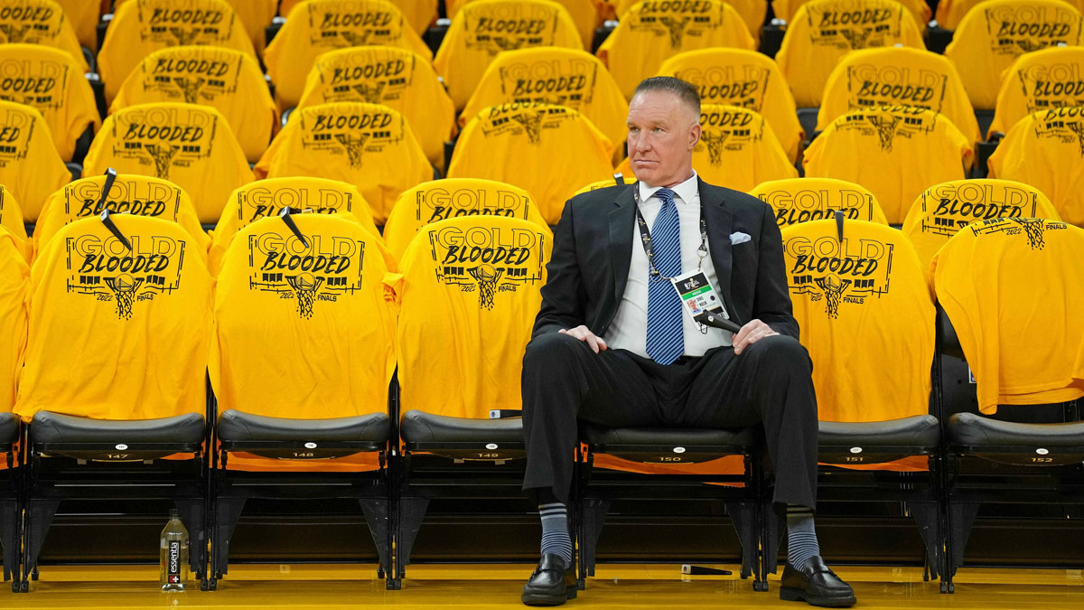 Former NBA Player Chris Mullin is sitting on a bench before playing one of the NBA 2022 finals. Year between the golden state warriors and Boston Celtics in Chese Center.