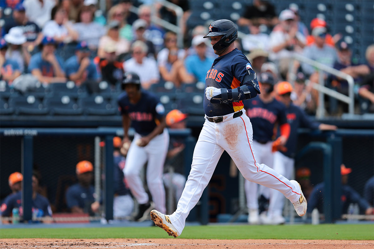 Houston Astros first baseman Christian Walker (8) scores against the New York Mets during the first inning at CACTI Park of the Palm Beaches.