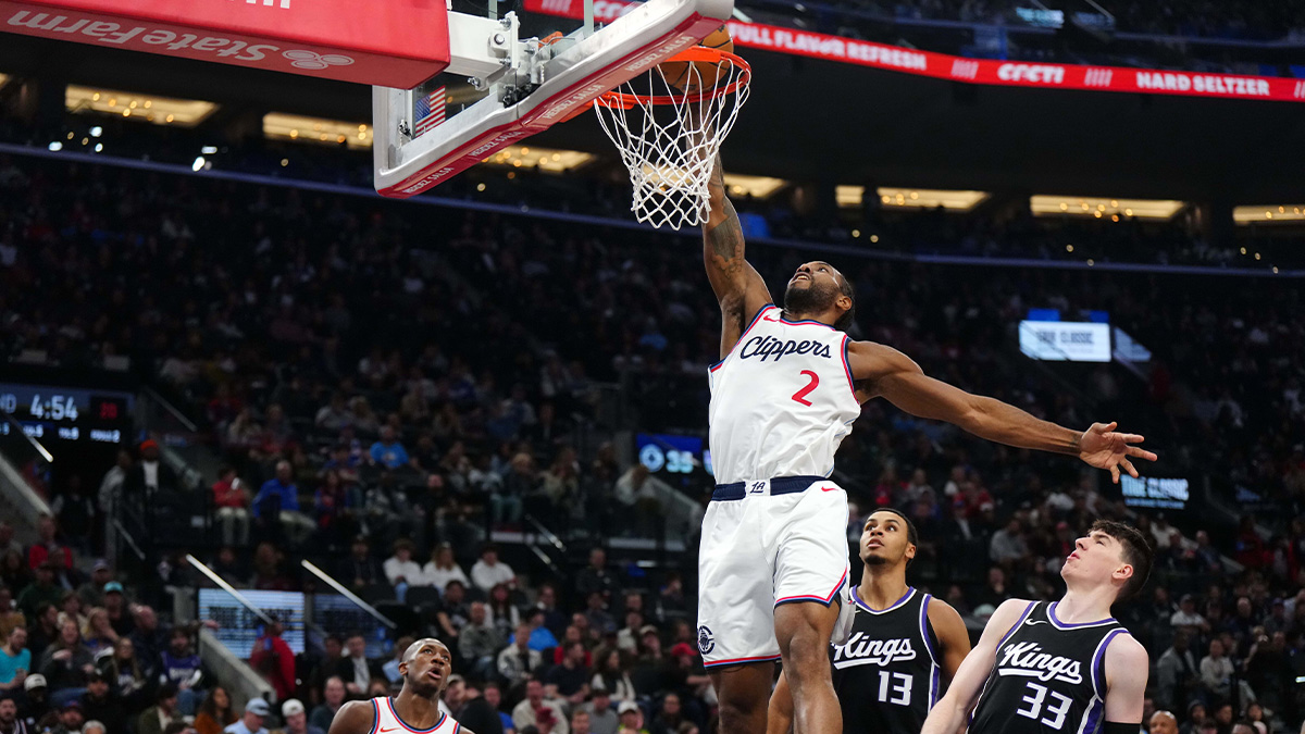 Clippers forward Kawhi Leonard (2) dunks the ball