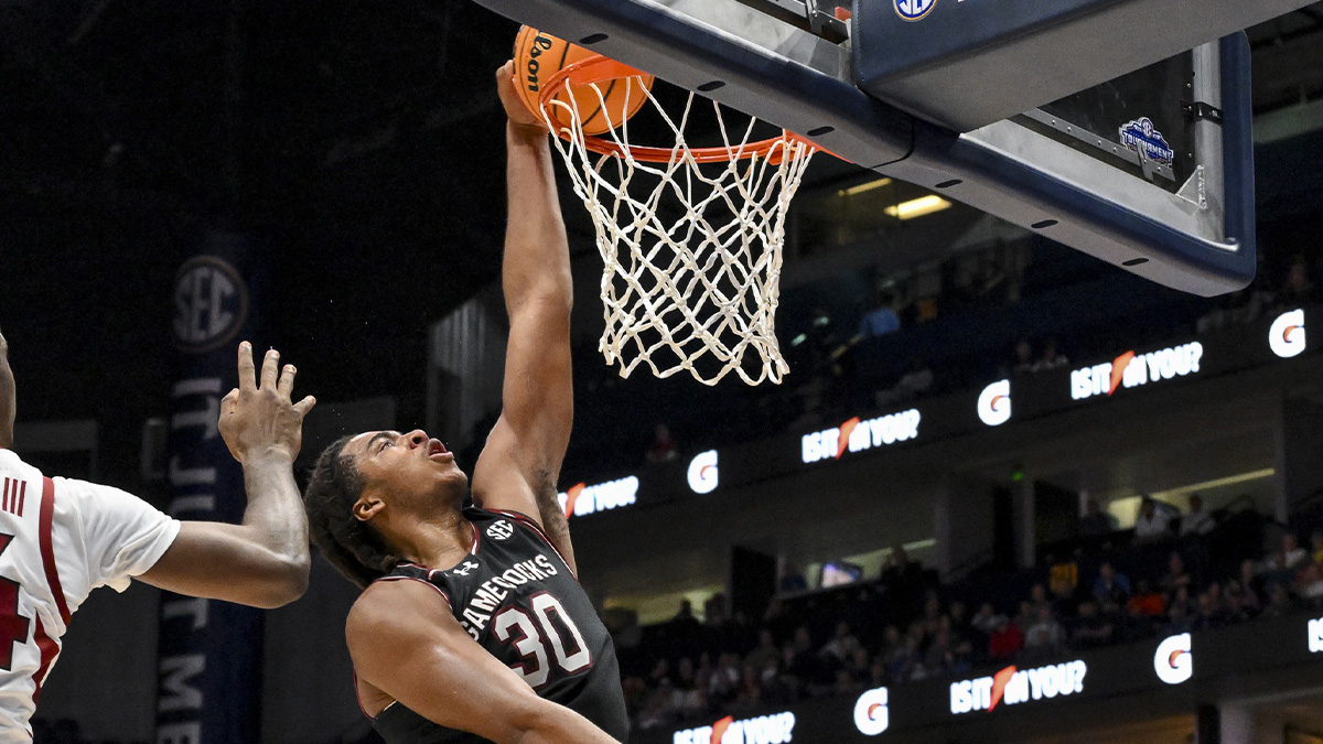 South Carolina Gamecocks forward Collin Murray-Boyles (30) dunks the ball against the Arkansas Razorbacks during the second half at Bridgestone Arena. 