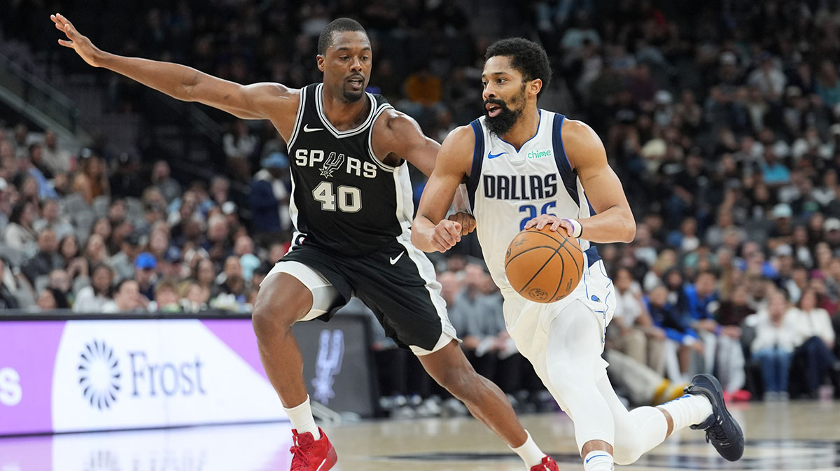 达拉斯小牛队的后卫Spencer Dinwiddie（26岁）在下半场在弗罗斯特银行中心（Frost Bank Center）对阵圣安东尼奥·马刺（San Antonio Masturs）前锋哈里森·巴恩斯（Harrison Barnes）（40岁）。 