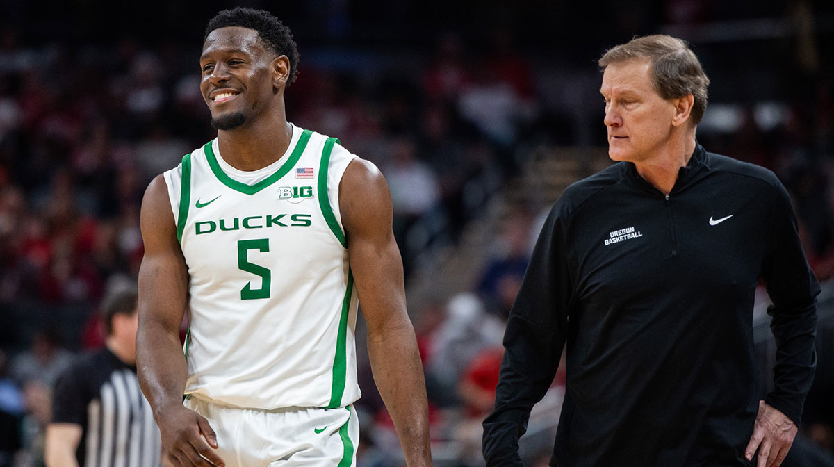 Oregon Ducks head coach Dana Altman and guard TJ Bamba (5) in the second half against the Indiana Hoosiers at Gainbridge Fieldhouse in the Big 10 tournament.