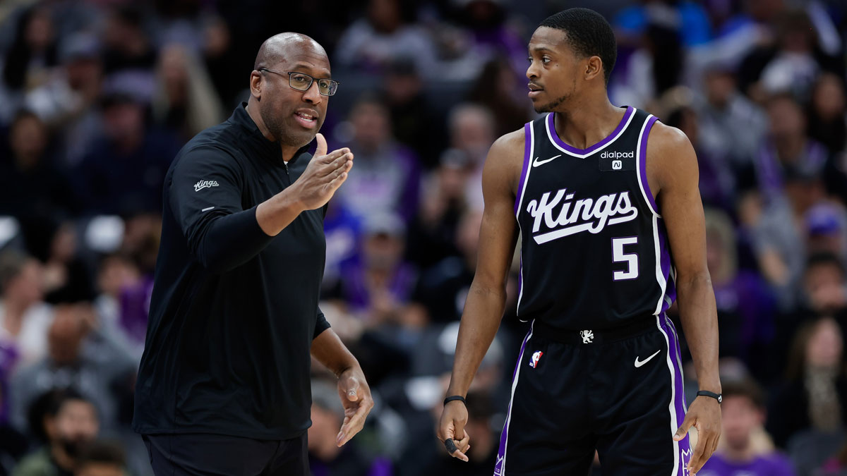 Sacramento Kings Chief Coach Mike Brown Talks with Guard De'Aaron Fox (5) during the third quarter against Orlando magic in the Golden 1 Center.