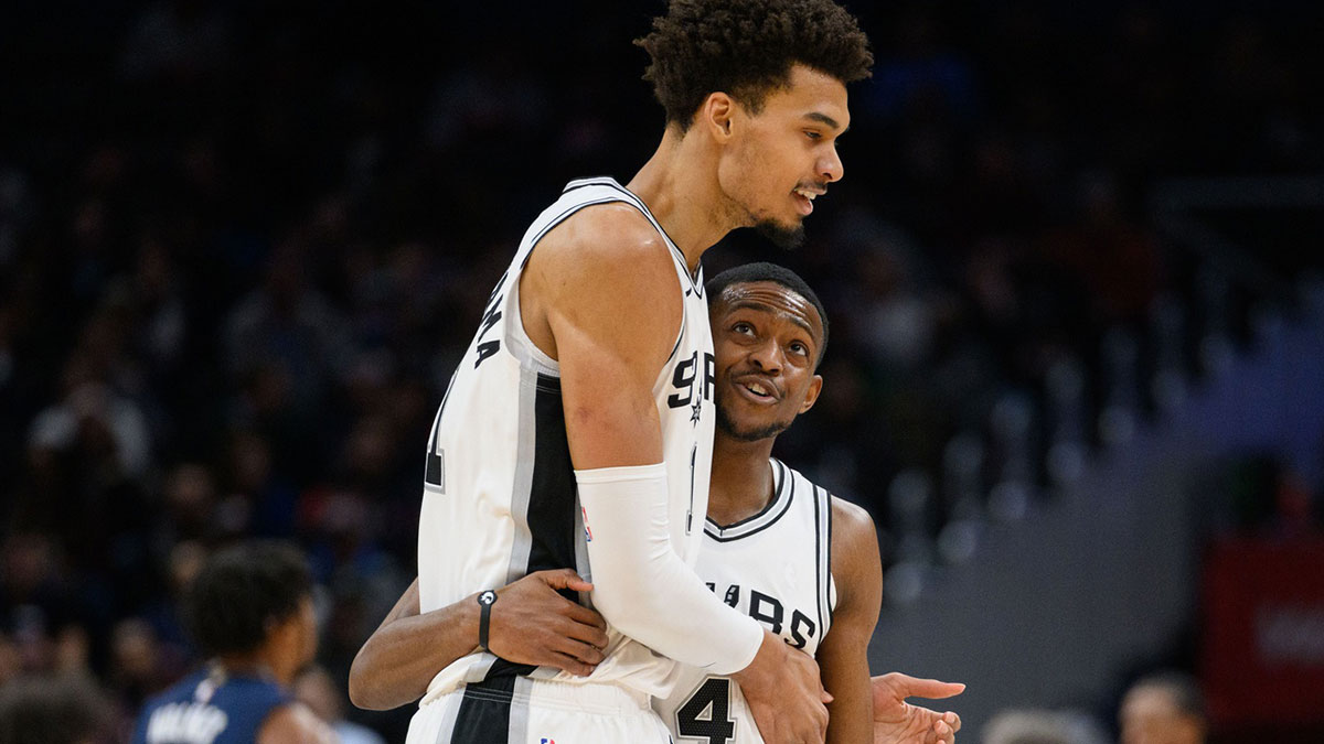 San Antonio Spurs Center Victor Vigbania (1) and guard De'Aaron Fox (4) react during the second quarter against Washington Wizards in the capital one arena. 