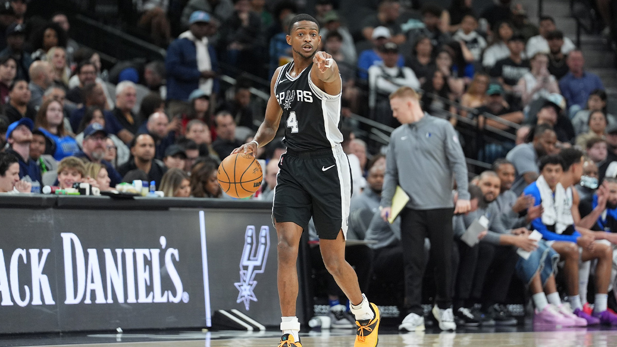  San Antonio Spurs guard De'Aaron Fox (4) points in the first half against the Dallas Mavericks at Frost Bank Center.