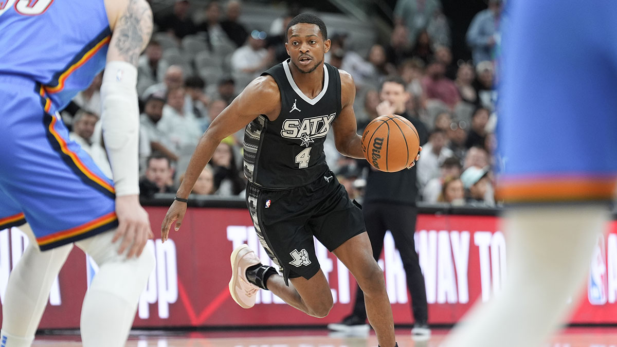 San Antonio Spurs Guard De'aaron Fok (4) Dribbles in the first half against Oklahoma City Groma in the center of Mrni Bank