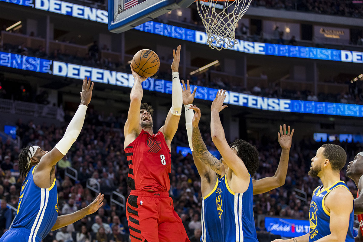     Portland Trail Blazers Forver Deni Avdija (8) Shoot as golden state warriors Prev Kevon Looney (5) and GUI Santos (15), which is in the third quarter in Chase Center.