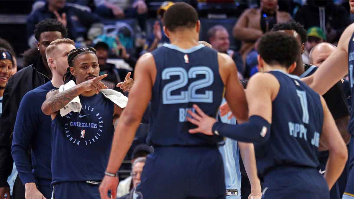 Memphis Grizzlies Guard Ja Morant (12) reacted by guard Desmond Bane (22) and stores Scotti Pippen Jr. (1) Over time in the second quarter against Oklahoma City Groma in FedExforum.