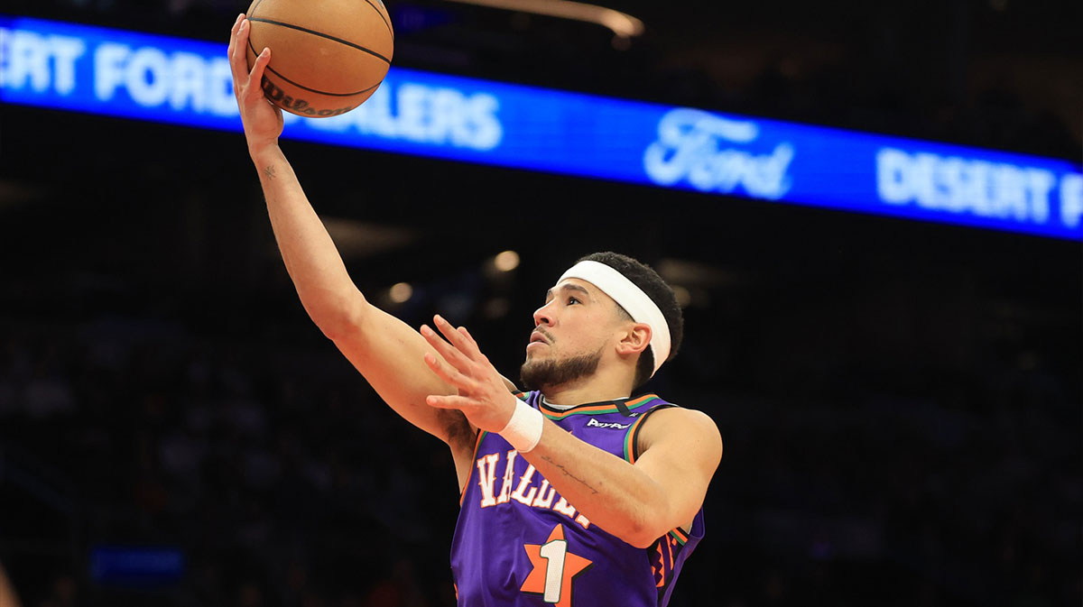 Phoenix Suns Guard Devin Booker (1) Shoots the ball against Sacramento Kings during the first half in the footwear center. 