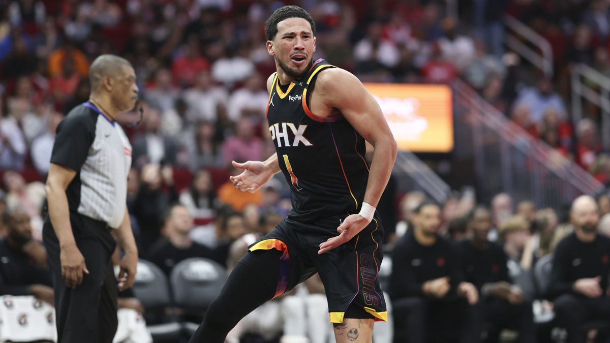 Phoenix Suns Guard Devin Booker (1) reacts after the game during the second trimester against the Houston's rocket in the center of Toyot.