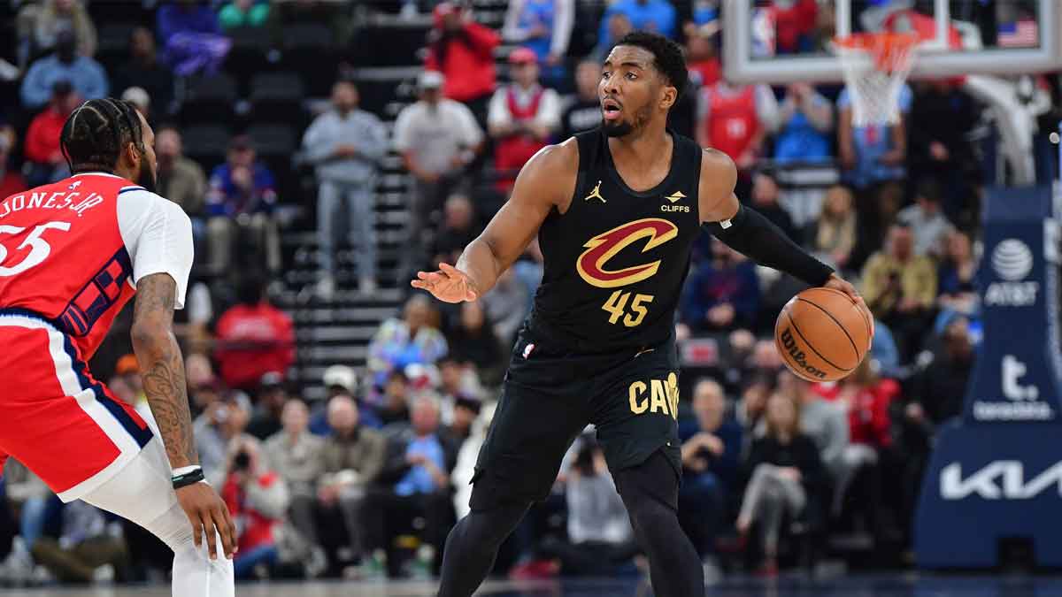 Cleveland Cavaliers guard Donovan Mitchell (45) controls the ball against Los Angeles Clippers forward Derrick Jones Jr. (55) during the first half at Intuit Dome.