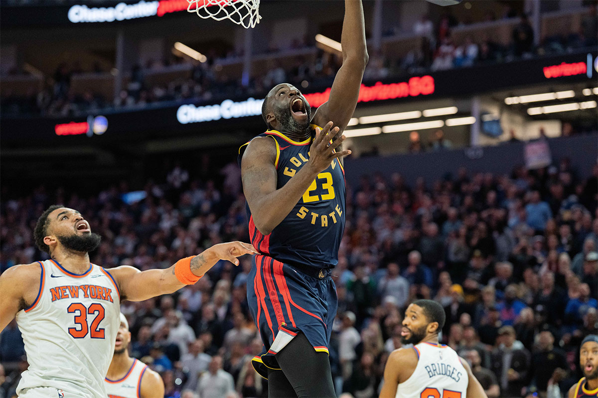 The golden state warriors forward Draimond Green (23) released the mood against New York Knicks Center Karl-Anthony cities (32) in the fourth quarter in Chase Center. 