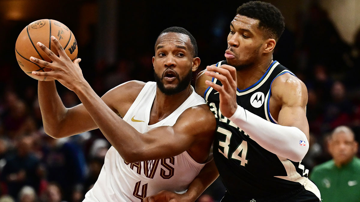 Cleveland Cavaliers forward Evan Moblei (4) Drive to Cart against Milvaukee Next Giannis Antetokounpo (34) during the second half at a missile mortgage field.