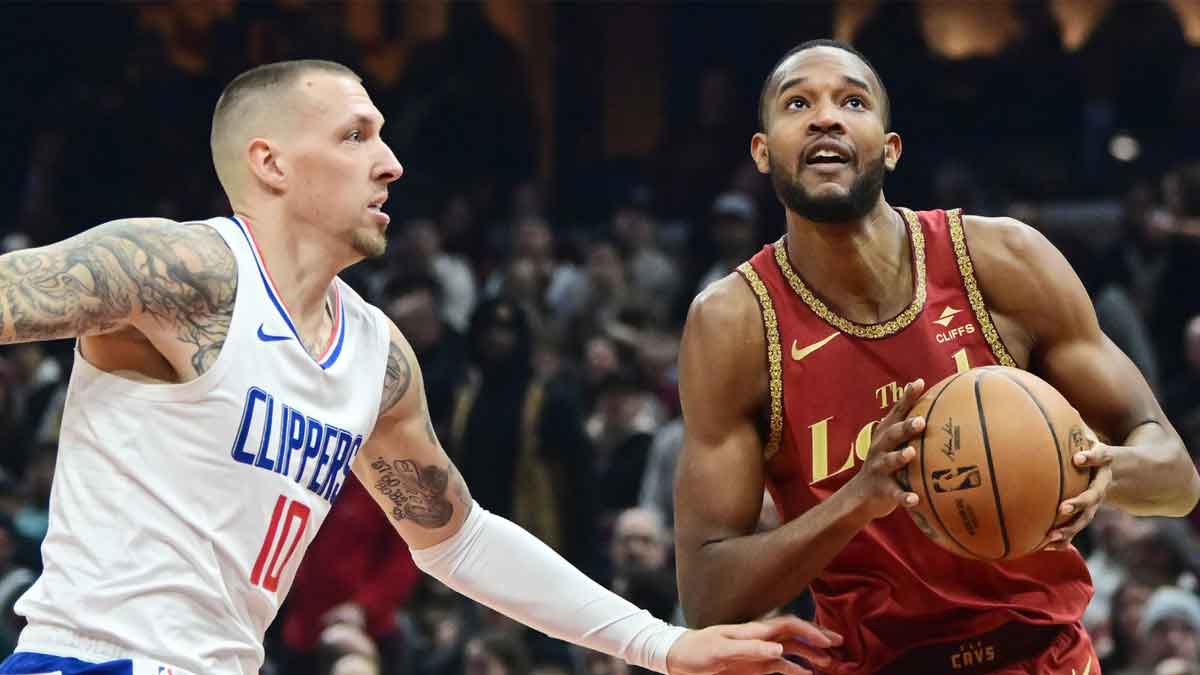 Cleveland Cavaliers Next Evan Moblei (4) Drive to Cart against the Center for Clippers Los Angeles Daniel Theis (10) during the first half on the missile mortgage field.