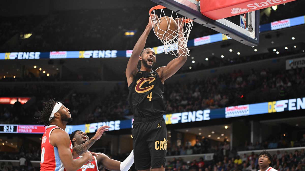 Cleveland striker Evan Mobley (4) Dunks The Ball in the 4th quarter of the Cleveland Match Cavaliers against Memphis Grizzlies in Fedexforum.