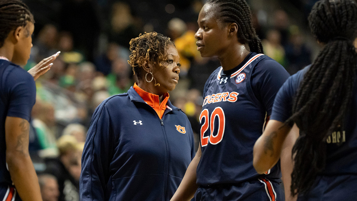 Auburn head coach Johnnie Harris gathers her team for a timeout as the Oregon Ducks host the Auburn Tigers.