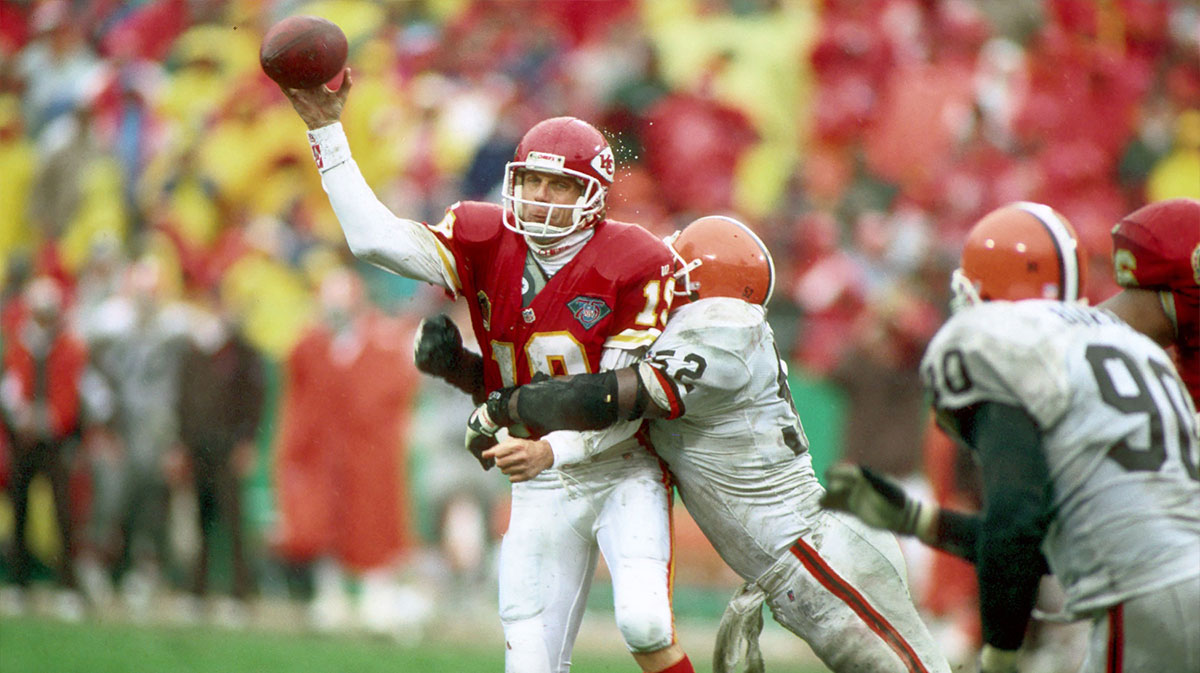 Kansas City Chiefs Quarterback Joe Montana (19) Cleveland Browns Linebacker Pepper Johnson (52) at the Arrovhead Stadium. The bosses defeated brown 20-13.