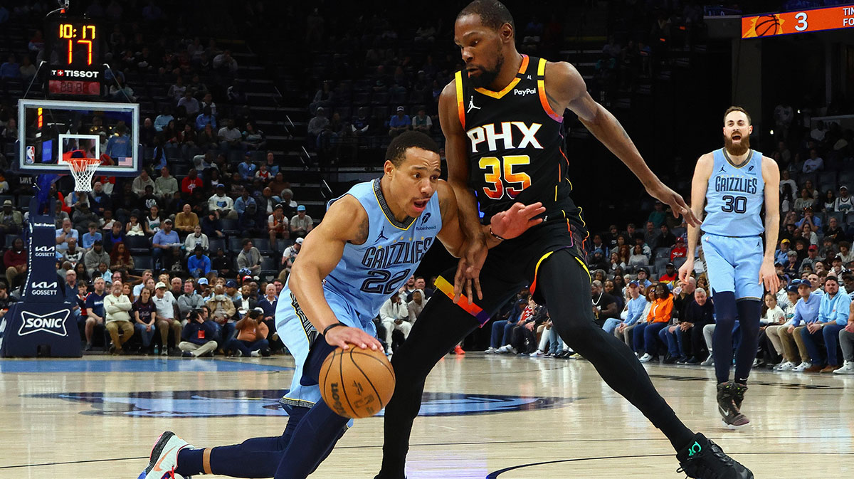 Grizzlies guard Desmond Bane (22) drives to the basket as Phoenix Suns forward Kevin Durant (35) defends