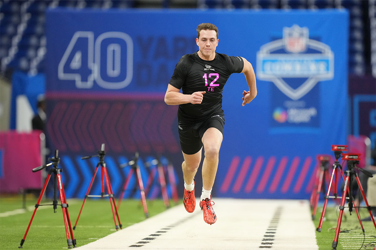 Texas tight end Gunnar Helm (TE12) runs in the 40 yard dash during the 2025 NFL Combine at Lucas Oil Stadium.