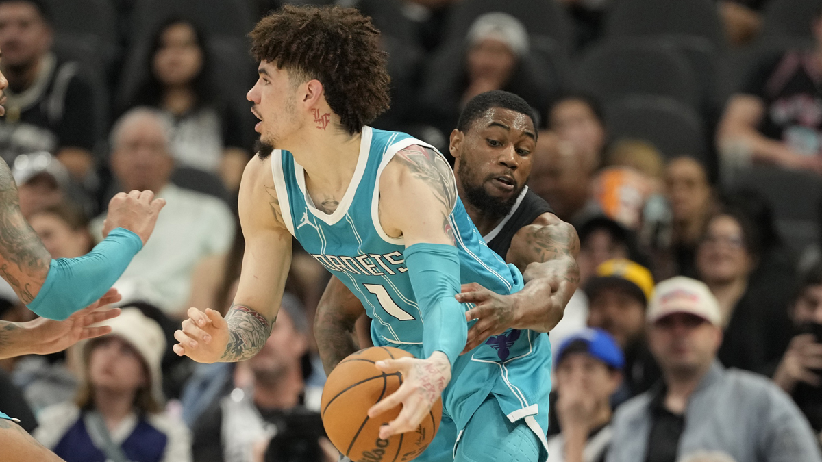 Hornets Guard Lamelo Ball (1) During the second half in the frost center