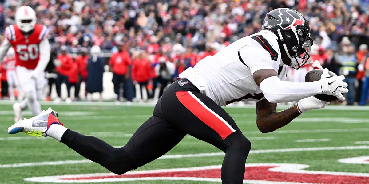 Houston Texans wide receiver Stefon Diggs (1) makes a catch for a touchdown against the New England Patriots during the second half at Gillette Stadium. 