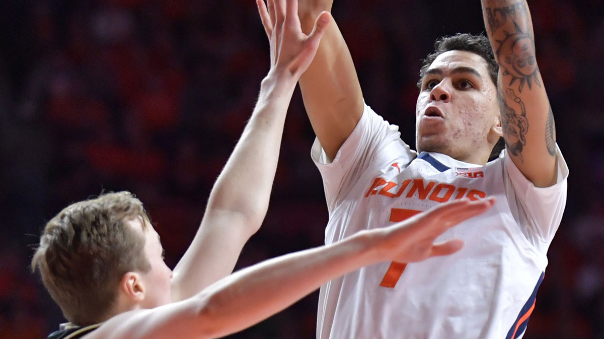 Illinois Fighting Illini Napred, Rilei (7) Shoot the ball via Purdue-Boilocukiters Watcher Fletcher Loyer (2) during the first half in the State Farm Center.