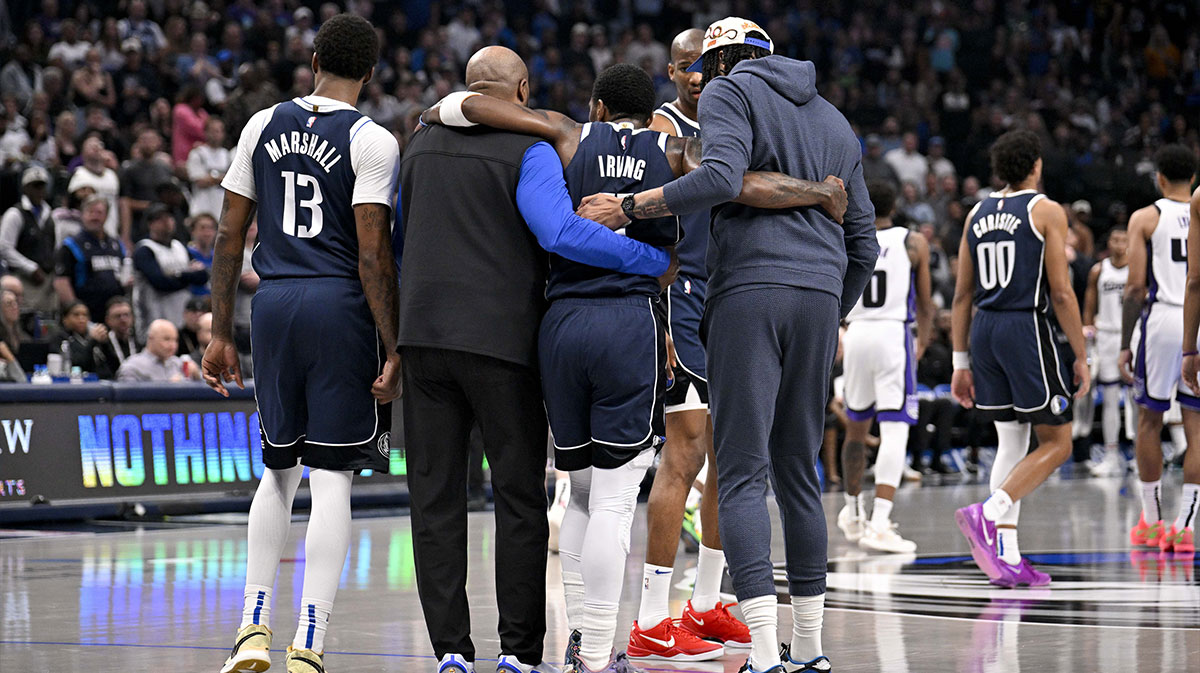 Dallas Mavericks Guard Kirie Irving (11) helps the load forward to the Marshall (13) and the front of the Anthony Davis (3) during the second quarter against Sacramento Kings at the Center Amparines.