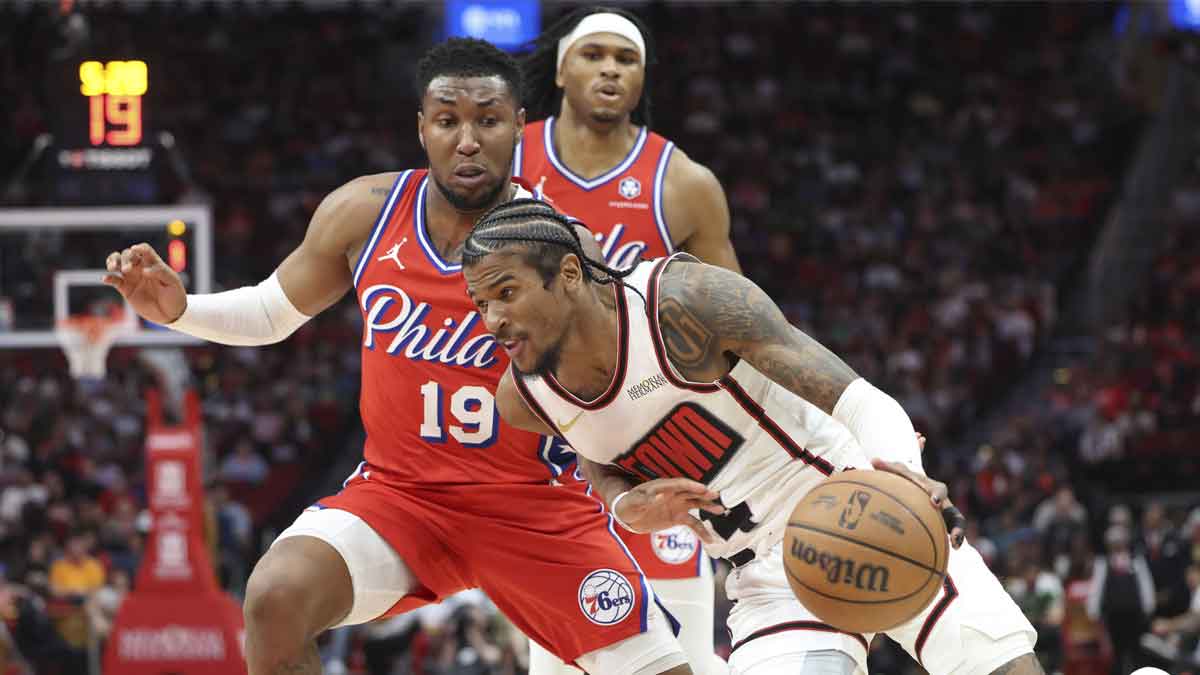 Houston Rockets guard Jalen Green (4) drives with the ball as Philadelphia 76ers forward Justin Edwards (19) defends during the second quarter at Toyota Center. Mandatory Credit: Troy Taormina-Imagn Images