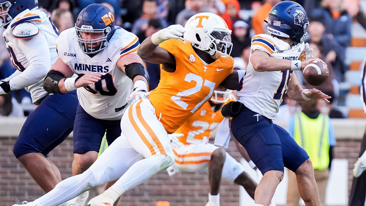 Tennessee defensive lineman James Pearce Jr. sacks UTEP quarterback JP Pickles during a college football game between Tennessee and UTEP at Neyland Stadium