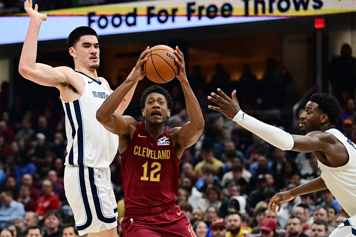 Cleveland Cavaliers Napres De'andre Hunter (12) Drive to Cart vs. Memphis Grizzlies Center Zach Edei (14) and apright Jackson Jr. (13) during the first half on the rocket arena.