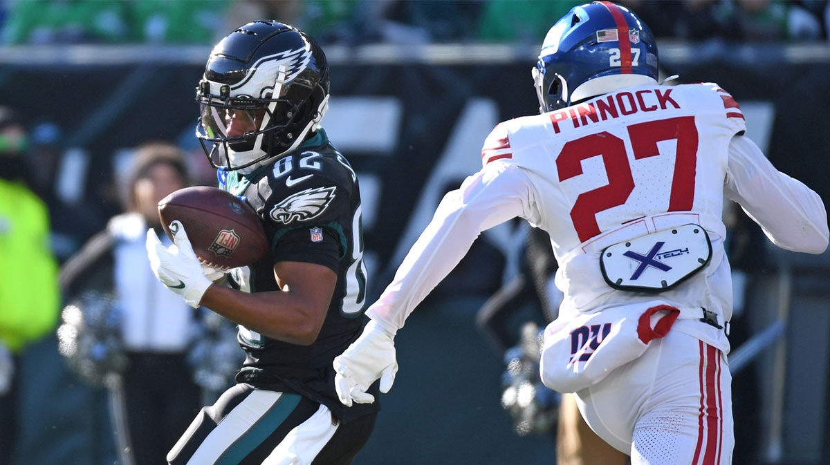 5. January 2025. years; Philadelphia, Pennsylvania, USA; Philadelphia Eagles Vide Receiver Ainias Smith (82) Catched Touchdown against New York Giants Security Jason Pinnock (27) during the first quarter at the Lincoln Financial field. 