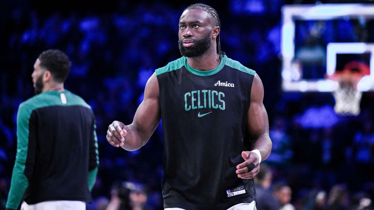 波士顿凯尔特人队后卫杰伦·布朗（Jaylen Brown）（7）在与巴克莱中心的布鲁克林篮网队进行比赛前热身。 