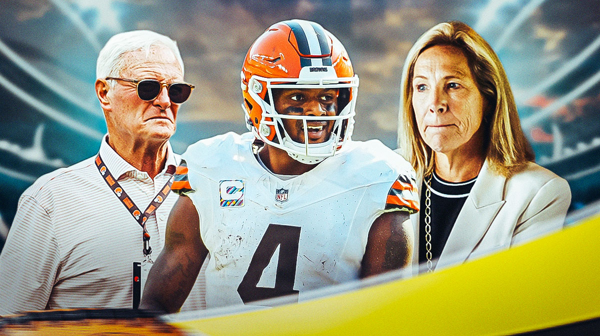 Cleveland Browns quarterback Deshaun Watson in between Browns owners Jimmy Haslam and Dee Haslam