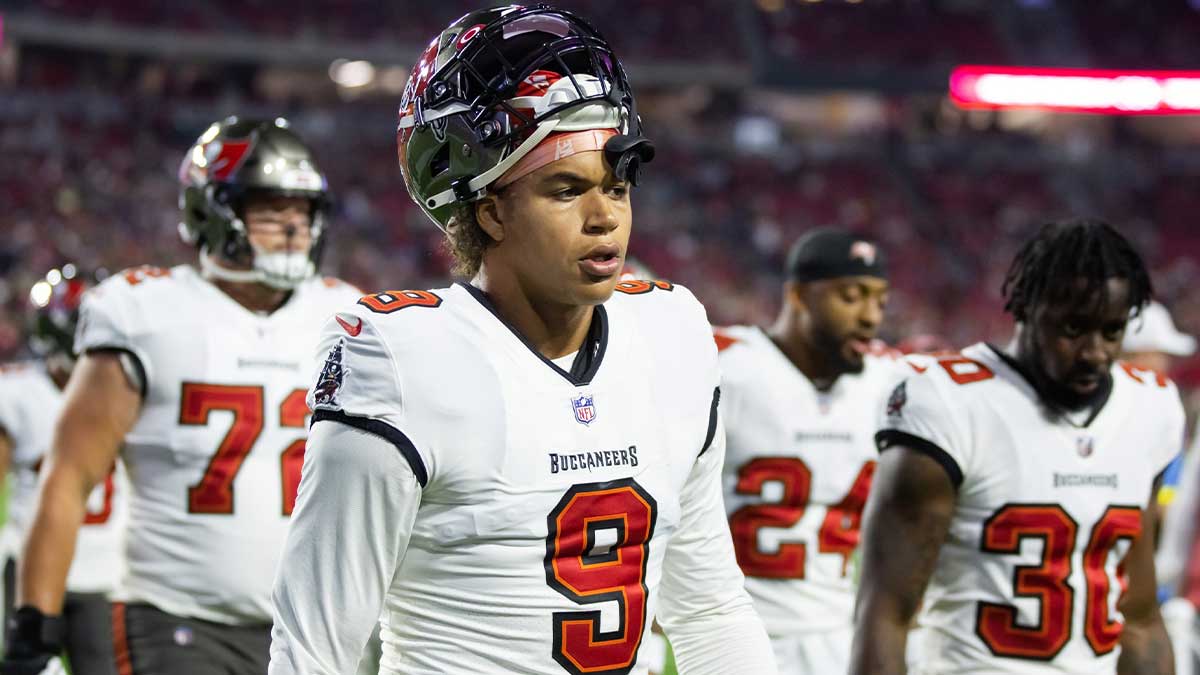 Tampa Bay Buccaneers linebacker Joe Tryon-Shoyinka (9) against the Arizona Cardinals at State Farm Stadium.