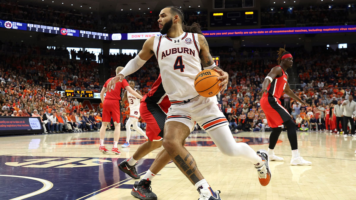 Auburn Tigers forward Johni Broome (4) gets past Georgia Bulldogs defenders during the second half at Neville Arena. Broome scored 31 points in the victory over the Bulldogs.