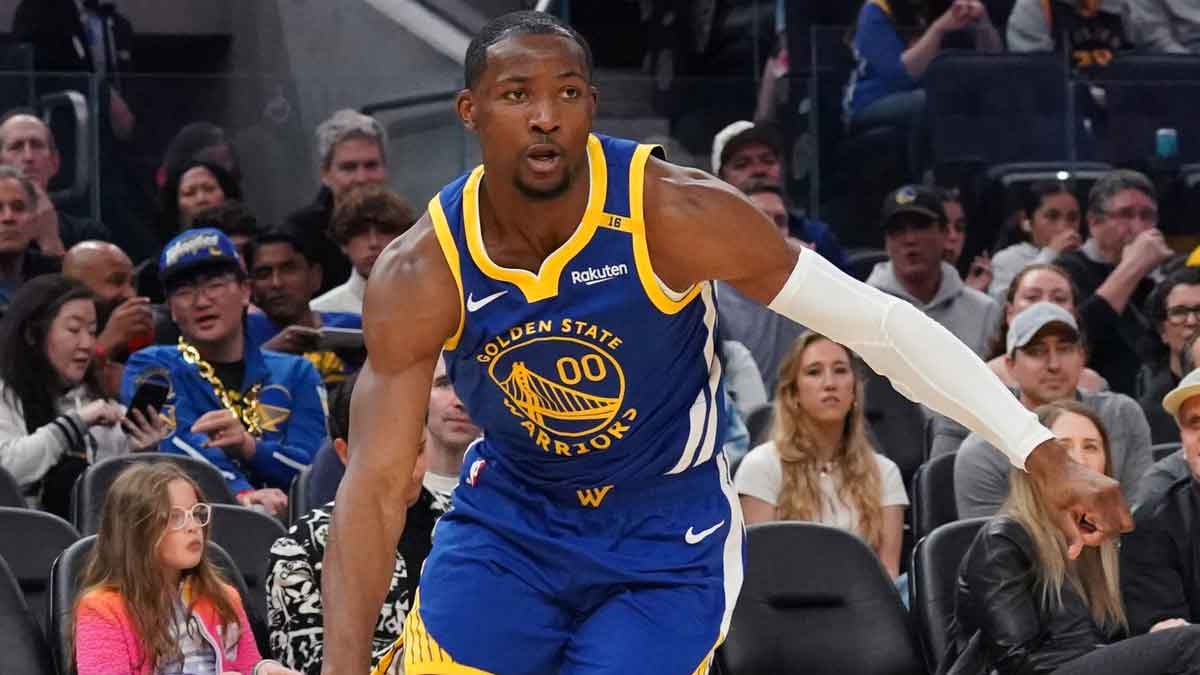 Golden State Warriors forward Jonathan Kuminga (00) drives to the basket against the Memphis Grizzlies in the second quarter at Chase Center.