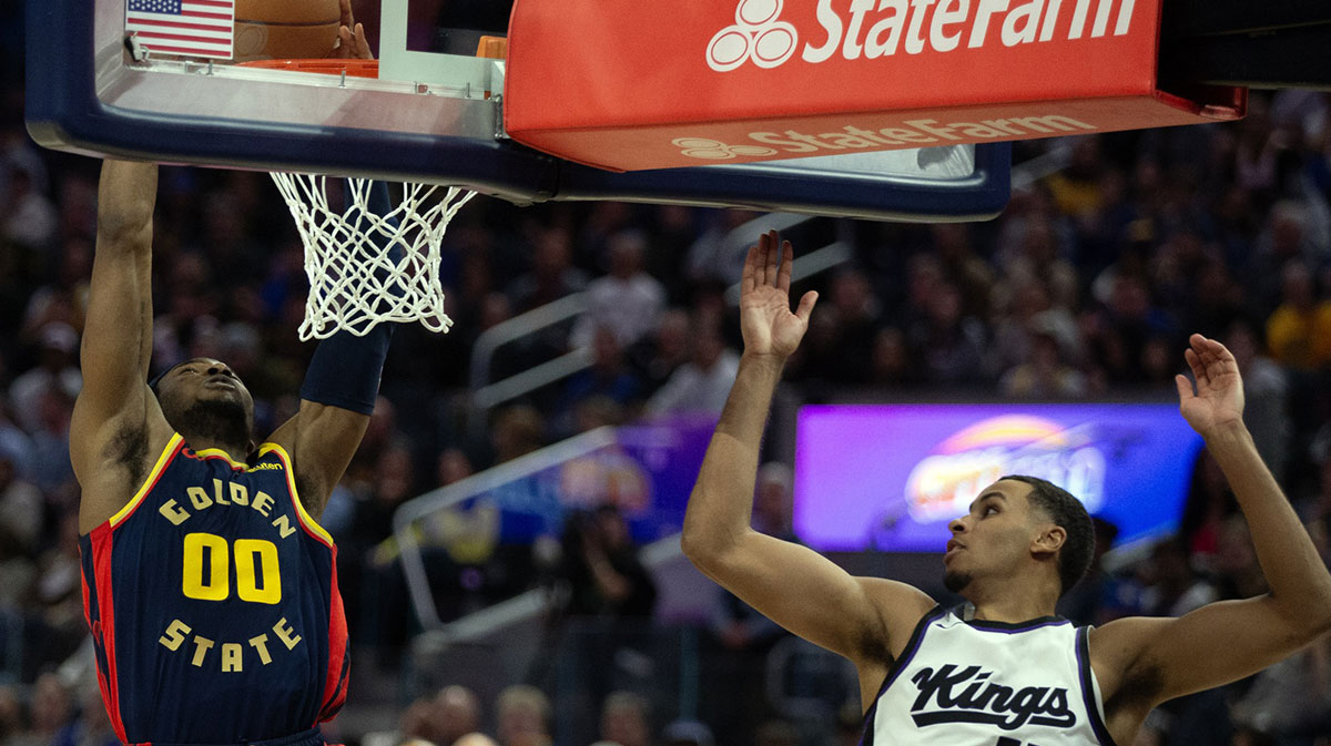 Golden State Warriors forward Jonathan Kuminga (00) dunks ahead of Sacramento Kings forward Isaac Jones (3) during the fourth quarter at Chase Center. 