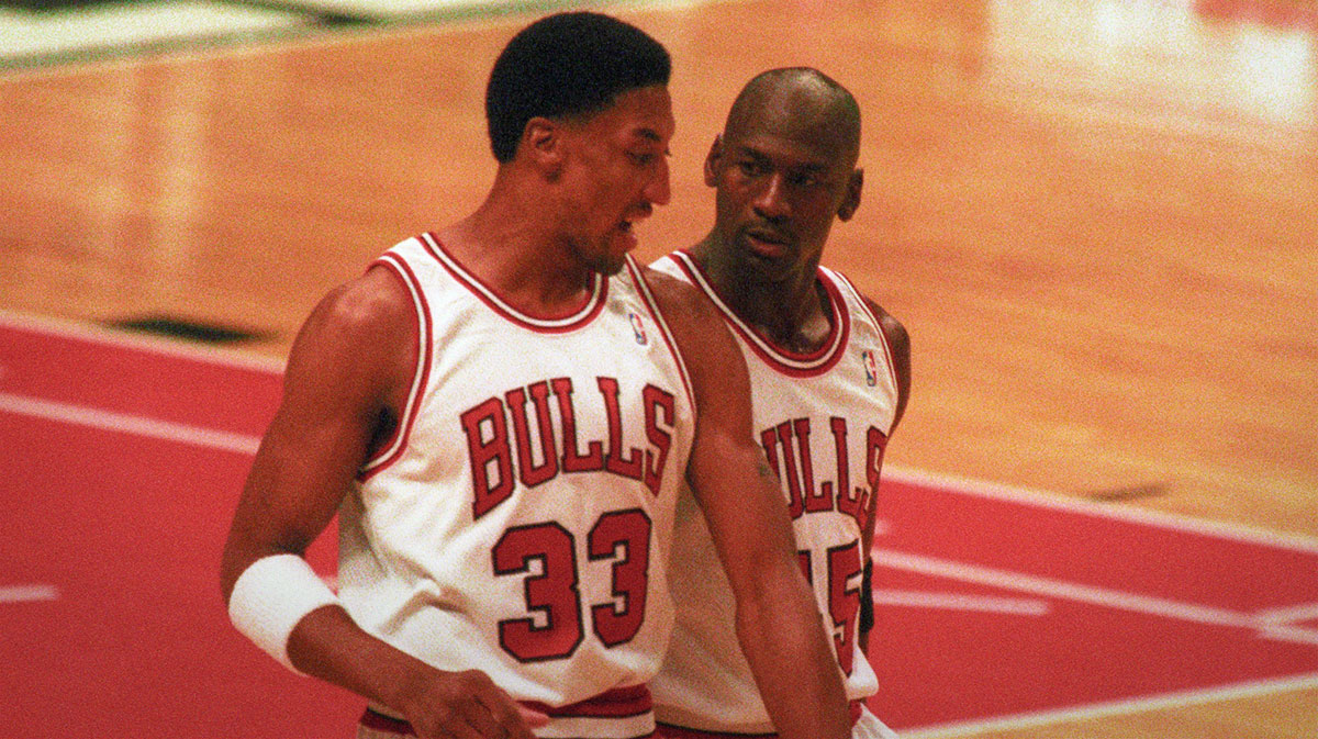 Chicago Bulls Guards Michael Jordan (45) talk to Scottie Pippen (33) after the match of the match against Boston Kelta at the stadium in Chicago. The bulls have defeated Celtics 100-82. 