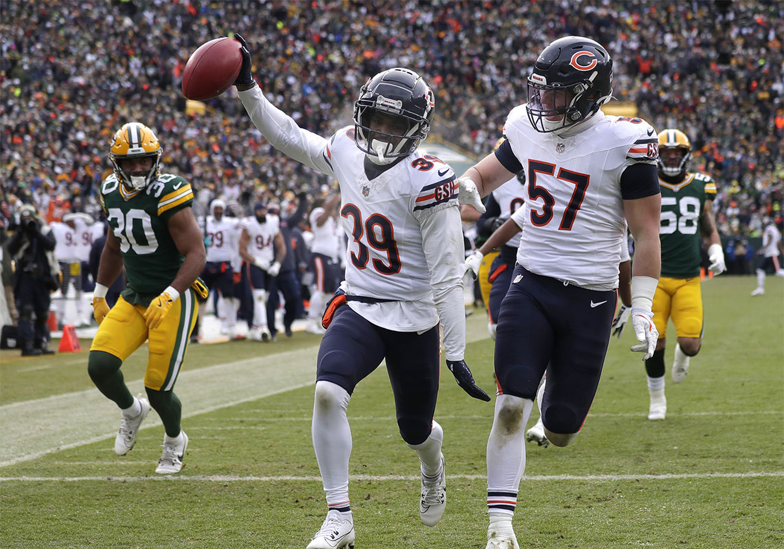 Chicago Bears cornerback Josh Blackwell (39) returns a punt for a touchdown against Green Bay Packers on Sunday, January 5, 2024 at Lambeau Field in Green Bay, Wis.