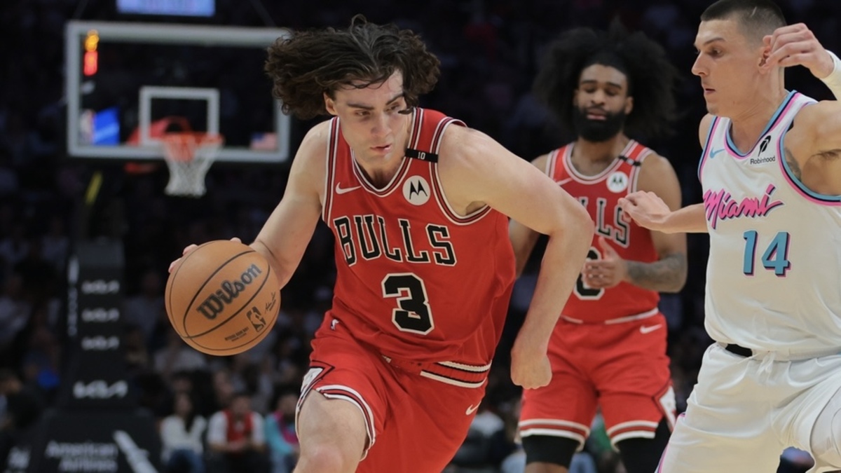 Chicago Bulls Guard Josh Giddei (3) Drive to Cart against Miami's heat guard Tyler Herro (14) during the second quarter in the Cashier Center.