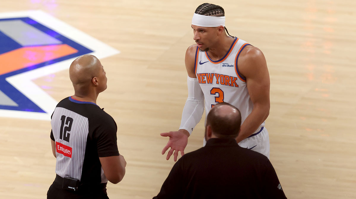 New York Knicks guard Josh Hart (3) and head coach Tom Thibodeau argue a foul call with referee CJ Washington (12) during the first quarter against the Golden State Warriors at Madison Square Garden.