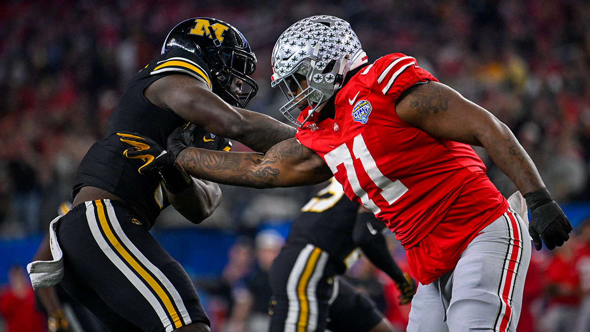 Ohio State Buckeyes offensive lineman Josh Simmons (71) blocks Missouri Tigers defensive lineman Darius Robinson (6) during the second quarter at AT&T Stadium.