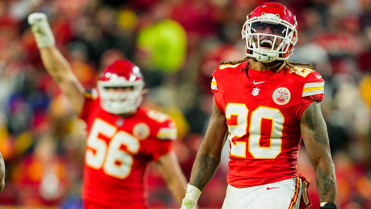 29. November 2024 years; Kansas City, Missouri, USA; Kansas City Chiefs Security Justin Reid (20) and defensive End of George Karlaftis (56) Beauty after the game during the second half against Las Vegas attackers in the Arrovhead Stadium. 