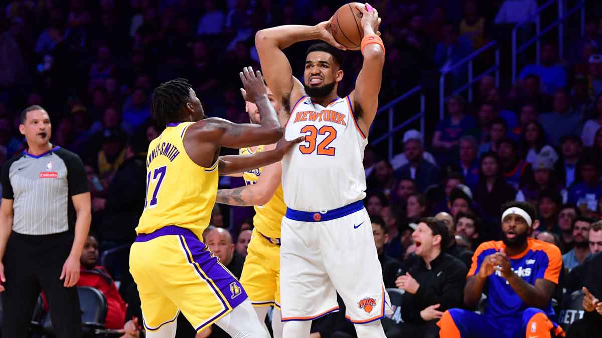     New York Knicks Carran-Anthony Cities (32) Controls the ball against Los Angeles Lakers Dorian Dorian Finnei-Smith (17) and Guard Luke Doncic (77) During the first half of the CRIPTO.com Arena