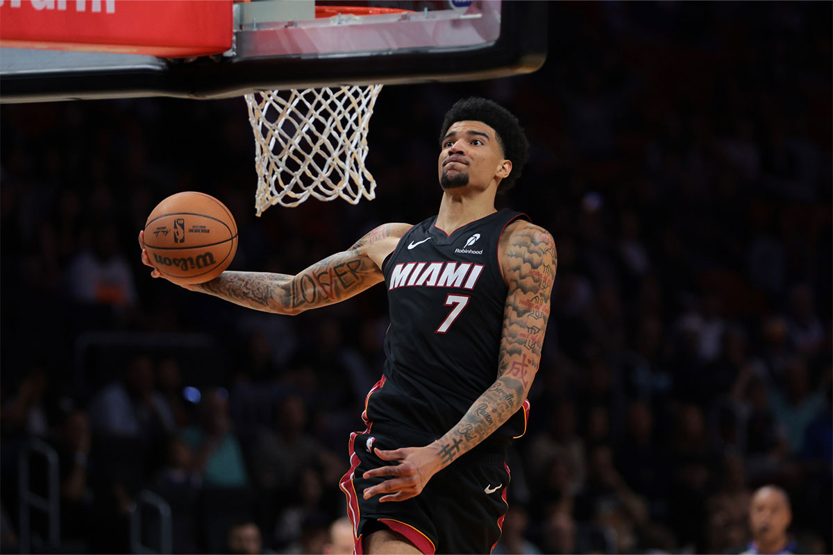 Miami Heat center Kel'el Ware (7) dunks against the New York Knicks during the third quarter at Kaseya Center.