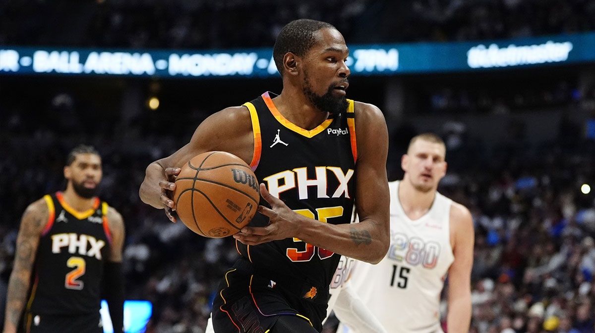 Phoenix Suns forward Kevin Durant (35) drives to the net in the second quarter against the Denver Nuggets at Ball Arena.